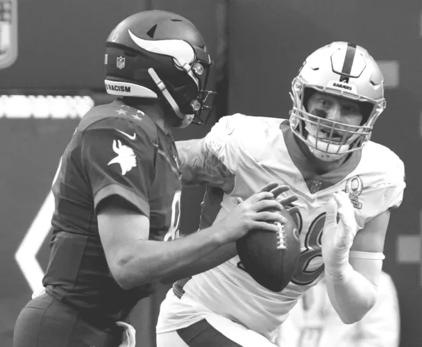 Raiders’ QB, star defender mix it up in practice
